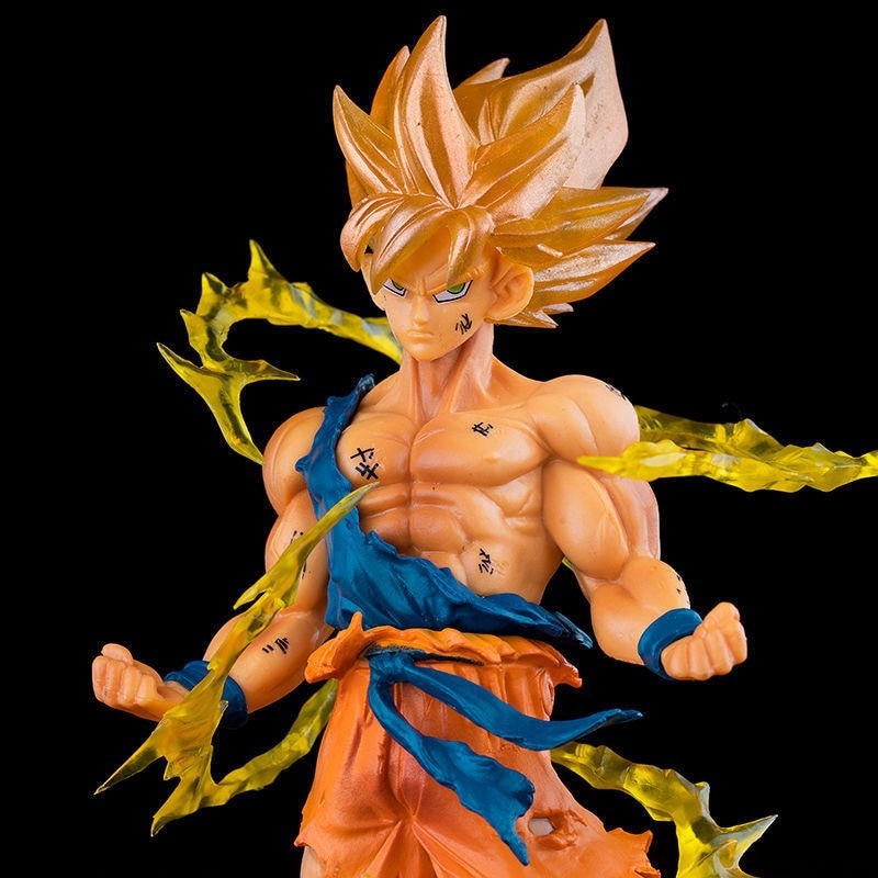 Boneco Colecionável - Goku Super Sayajin batalha contra Freeza